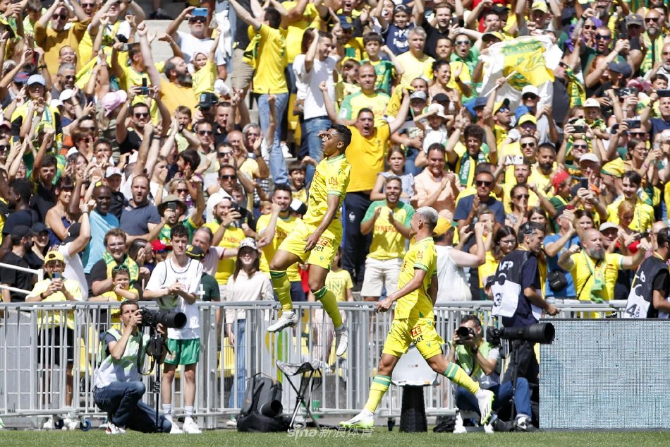 茨卡在场上 茨卡在场上